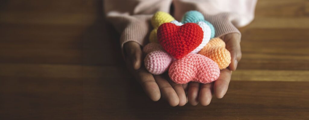 Corazones hechos en crochet